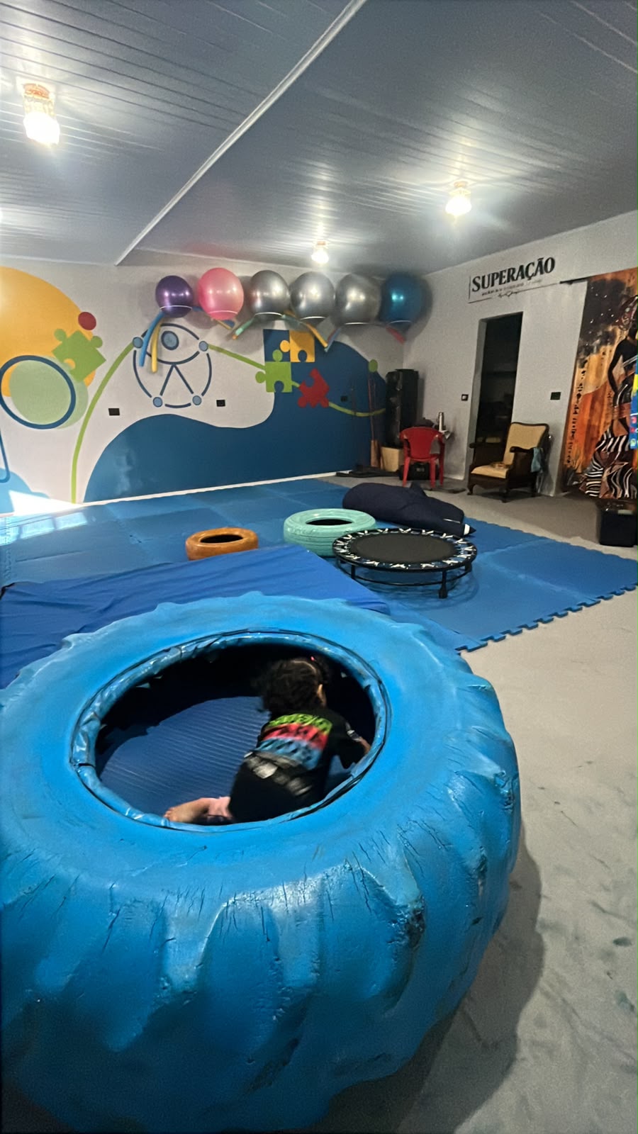 Criança explorando um equipamento sensorial no Centro de Referência