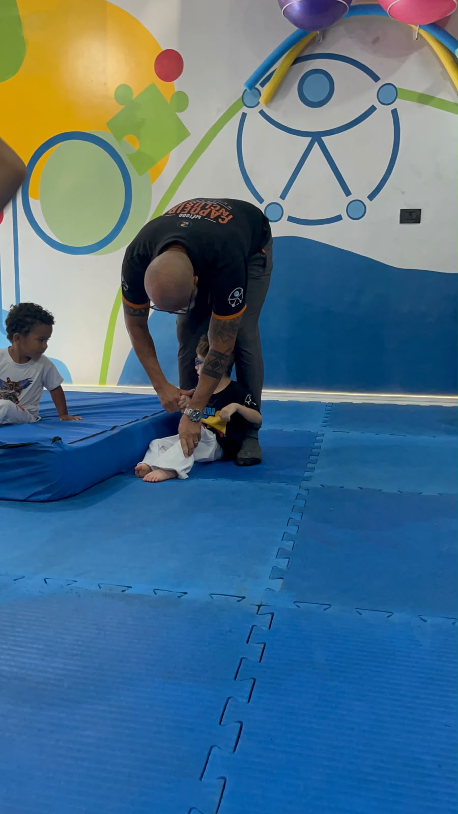 Professor Vermelho realizando uma mediação individualizada com uma criança