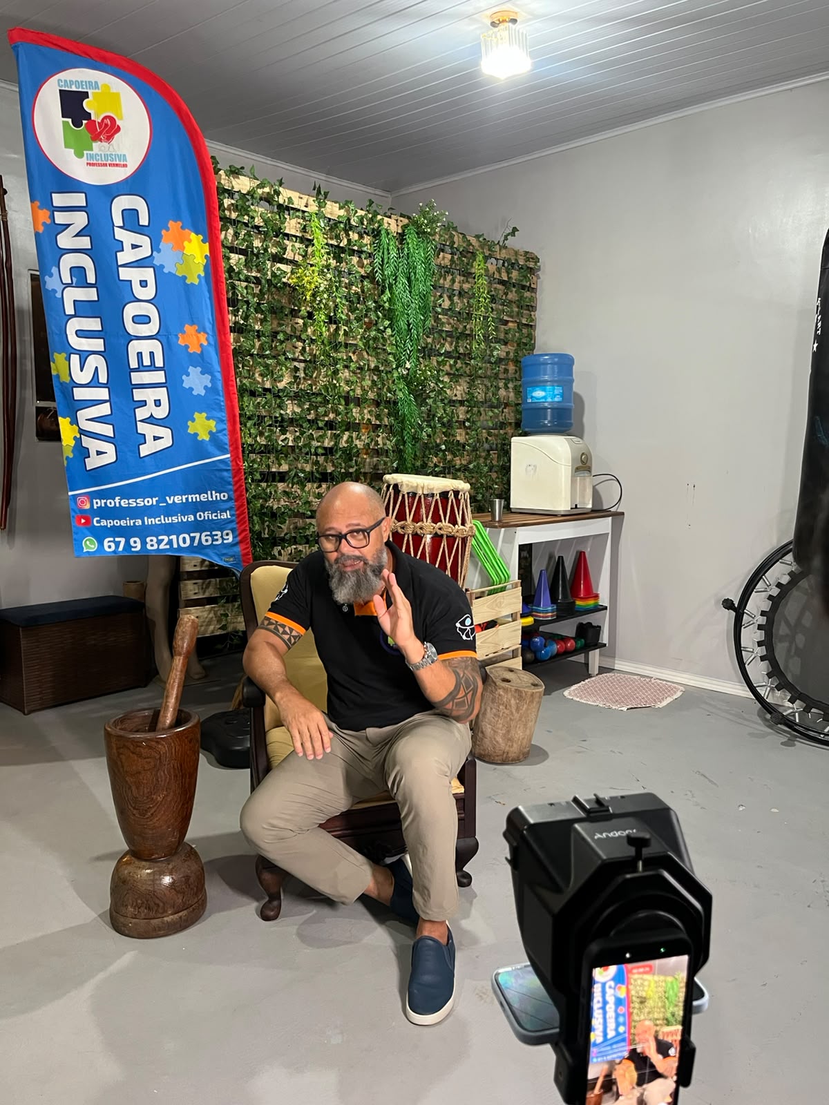 Professor Vermelho durante gravação no Centro de Referência